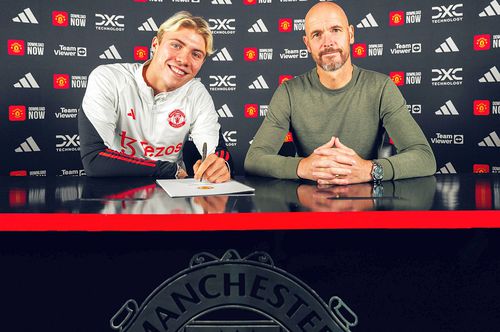 Rasmus Hojlund a semnat cu Manchester United // sursă foto: Twitter @ Manchester United