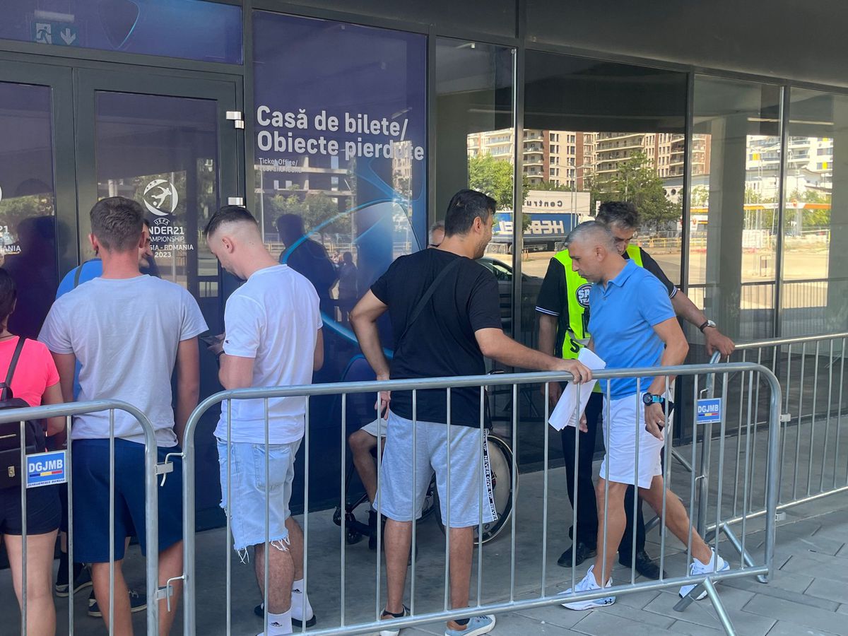 În Ghencea era coadă la bilete înaintea deschiderii caselor » Imagini de la reporterii GSP