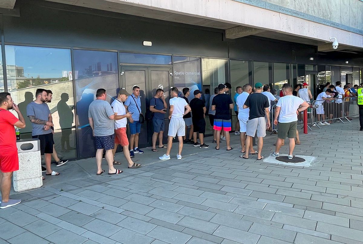 În Ghencea era coadă la bilete înaintea deschiderii caselor » Imagini de la reporterii GSP