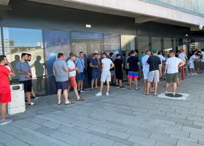 Coadă în Ghencea înainte de deschiderea caselor de bilete » Fanii FCSB vor să pună mâna pe ultimele tichete la meciul cu CFR Cluj