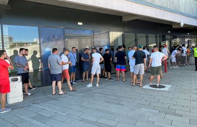 În Ghencea era coadă la bilete înaintea deschiderii caselor » Imagini de la reporterii GSP