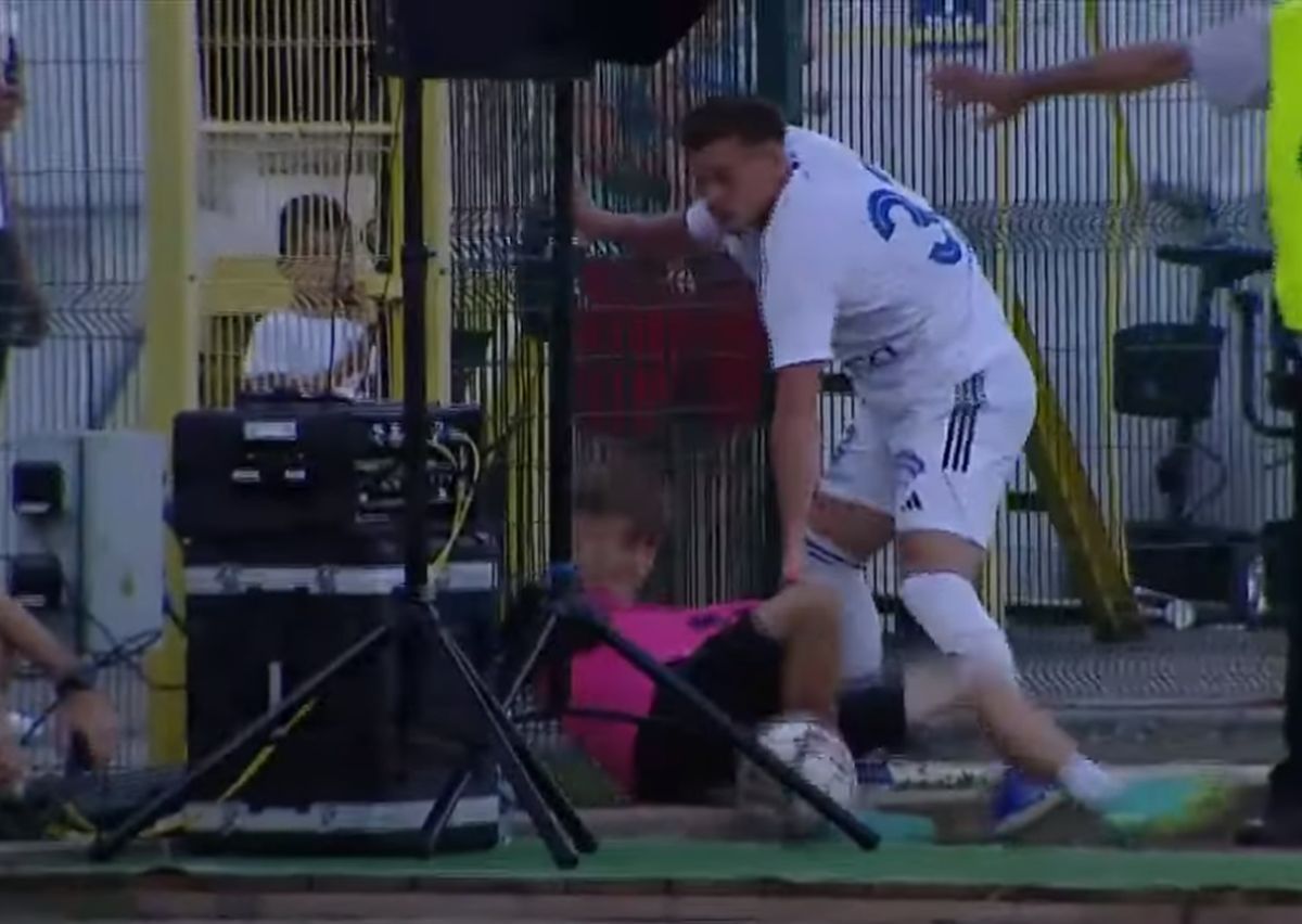 Moment periculos la Botoșani » Un copil de mingi, doborât peste o bordură în timpul meciului