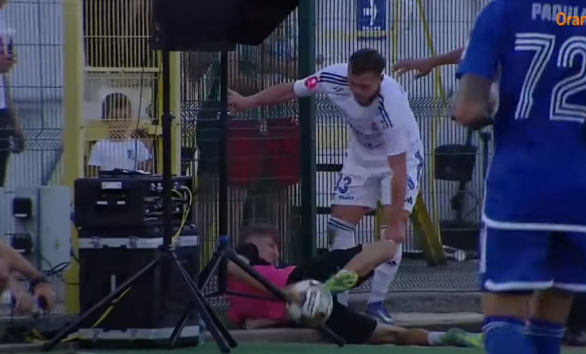 Moment periculos la Botoșani » Un copil de mingi, doborât peste o bordură în timpul meciului