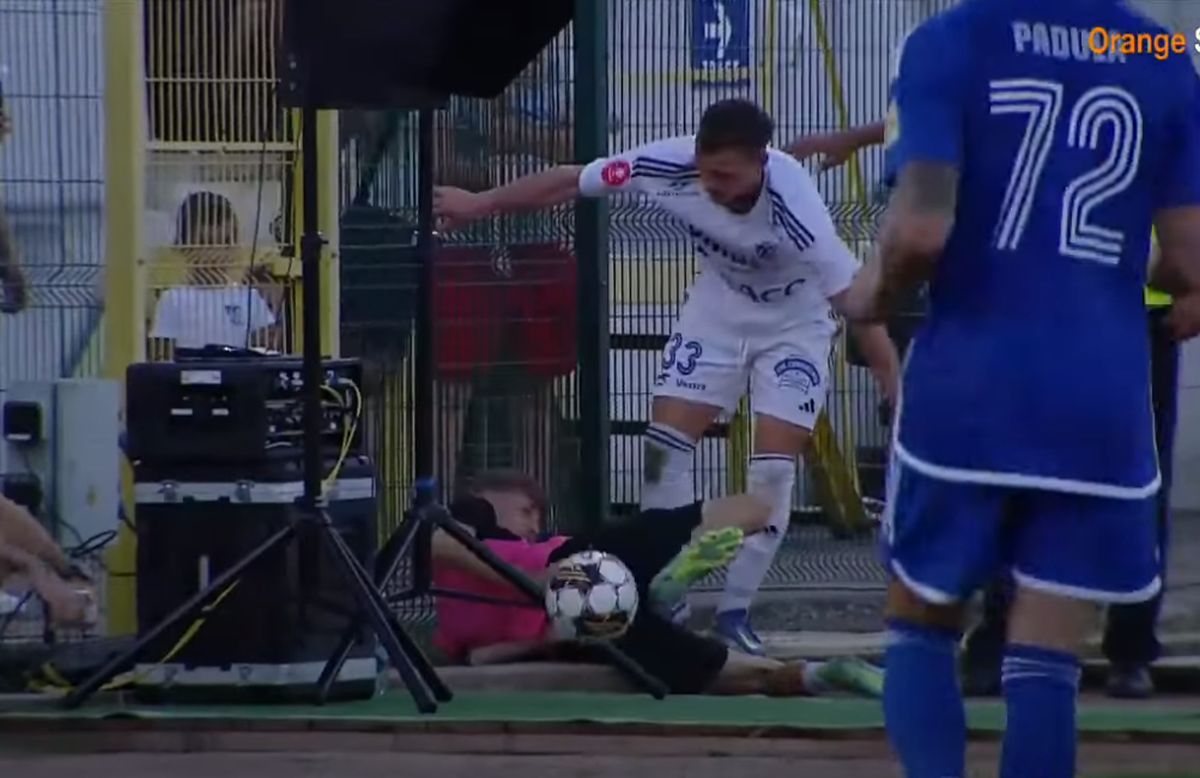 Moment periculos la Botoșani » Un copil de mingi, doborât peste o bordură în timpul meciului