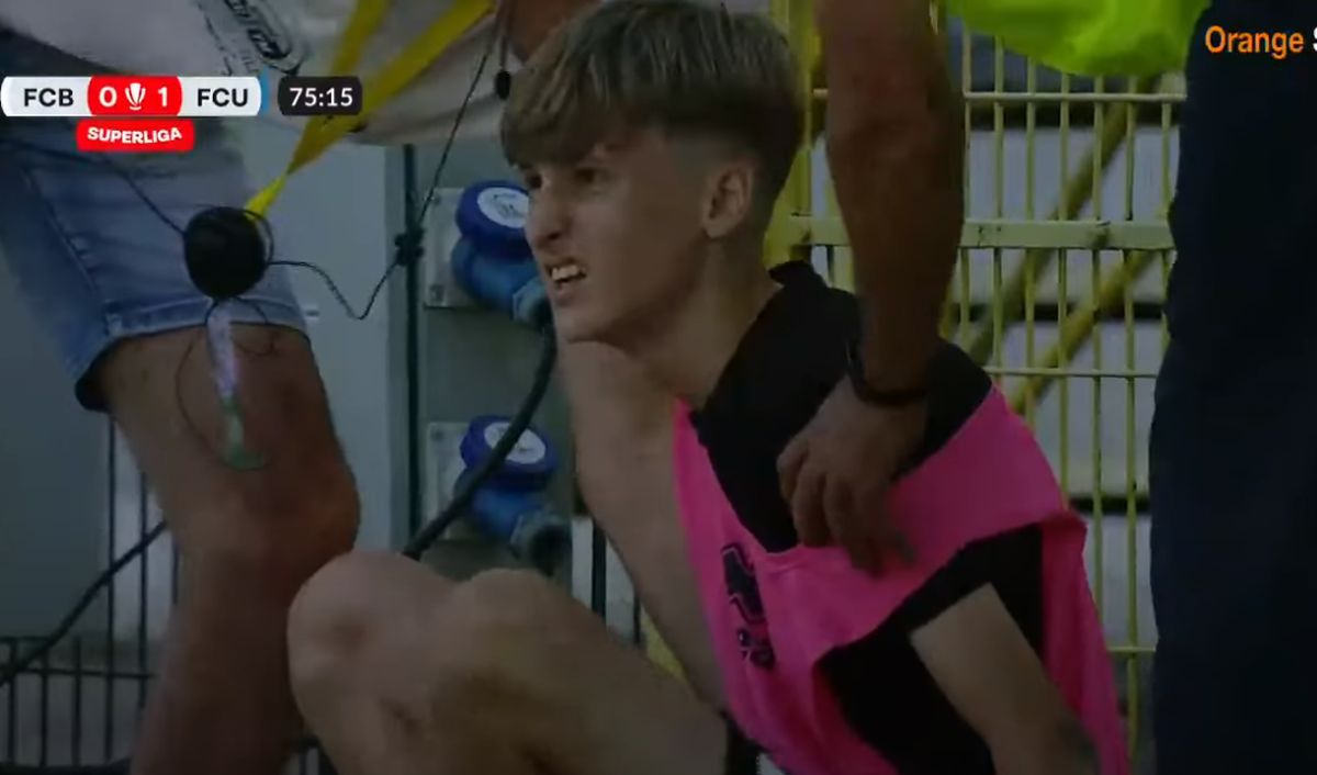 Moment periculos la Botoșani » Un copil de mingi, doborât peste o bordură în timpul meciului