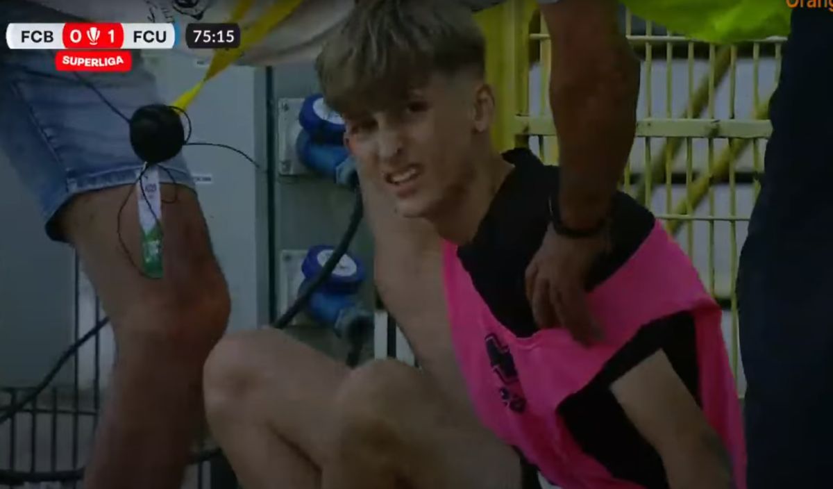 Moment periculos la Botoșani » Un copil de mingi, doborât peste o bordură în timpul meciului