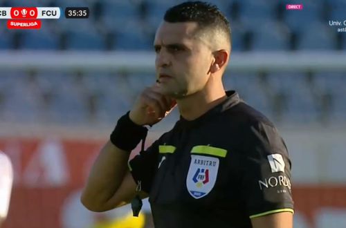 Prima repriză a duelului FC Botoșani - FCU Craiova a oferit o fază rară. Faza unui presupus penalty al moldovenilor a fost analizată timp de 10 minute.