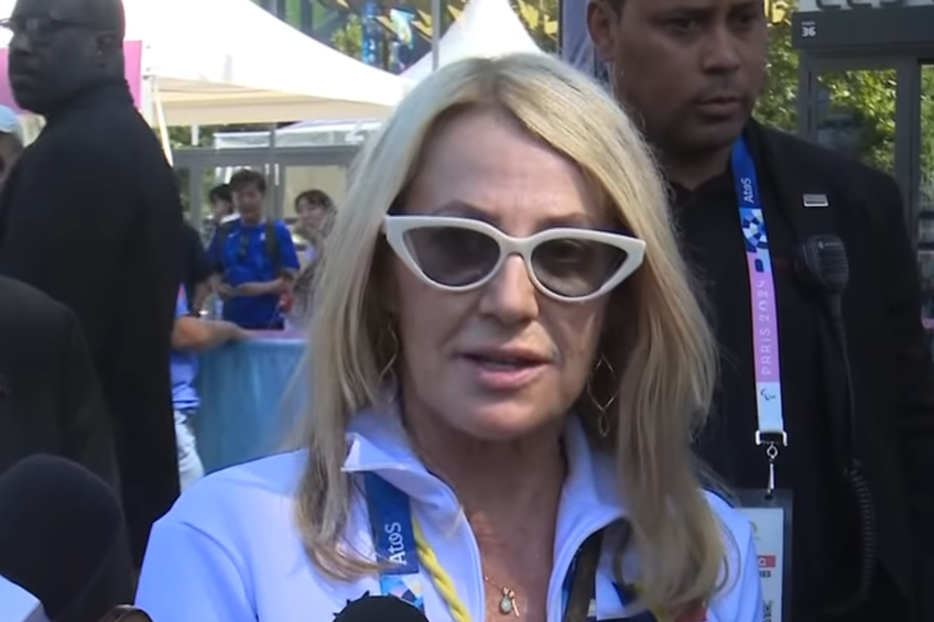 Nadia Comăneci, 62 ani, prima gimnastă din lume notată cu 10, cvintuplă campioană olimpică, a oferit explicații privind notele sportivelor din România, Ana Maria Bărbosu și Sabrina Voinea Maneca, din finala de la sol de astăzi.  Captură: TVR Sport