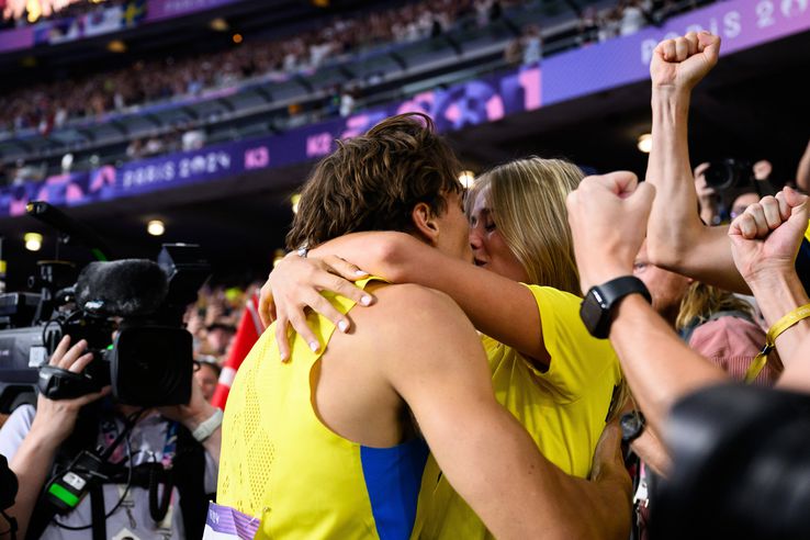 Armand Duplantis, record mondial la săritura cu prăjina la JO 2024, și iubita Desire Inglander Foto: Imago