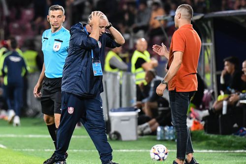 Dan Petrescu, în timpul meciului pierdut cu U Cluj / foto: Imago Images