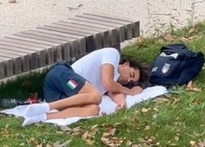Campionul olimpic de la Paris, surprins dormind în parc după ce s-a plâns de condiții