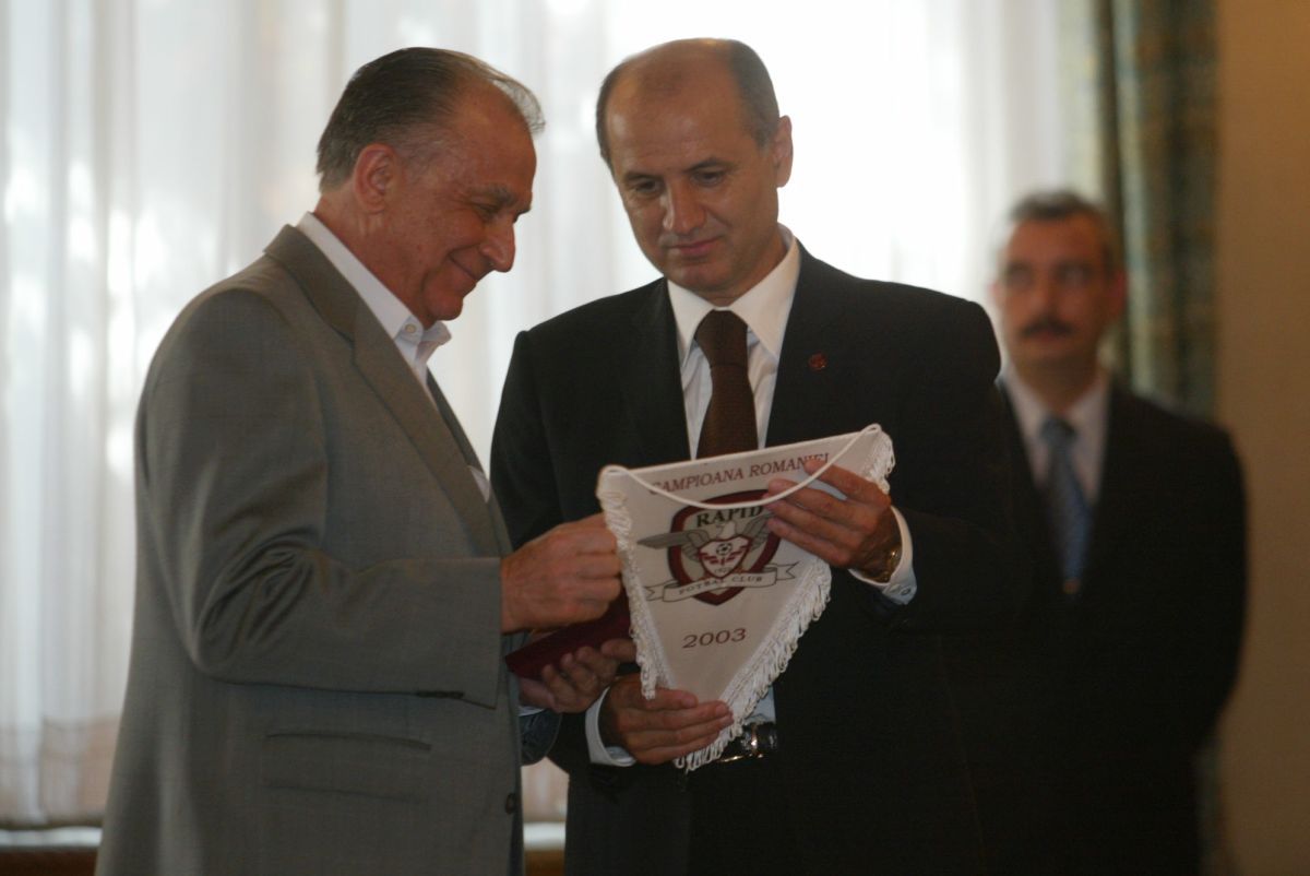 Întâmplarea uitată cu Ion Iliescu și Gică Hagi: „Era să-și rupă piciorul. Ploua și a alunecat pe marmură”