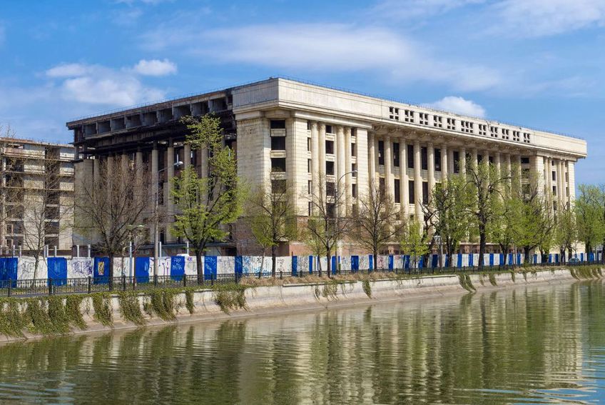 Casa Radio, începută de Ceaușescu, aflată în paragină
