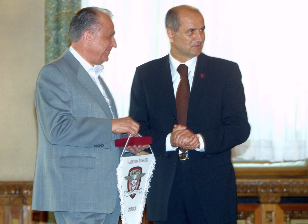 Întâmplarea uitată cu Ion Iliescu și Gică Hagi: „Era să-și rupă piciorul. Ploua și a alunecat pe marmură”