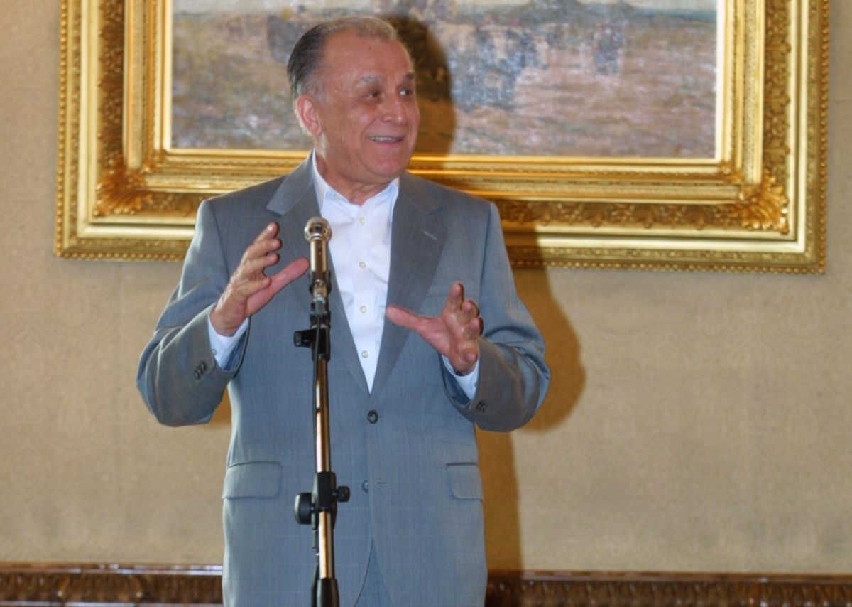 Întâmplarea uitată cu Ion Iliescu și Gică Hagi: „Era să-și rupă piciorul. Ploua și a alunecat pe marmură”