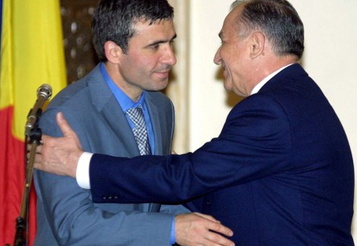 Rapidistul Ion Iliescu, alături de George Copos - imagini din arhiva de aur a Gazetei + alte ipostaze cu primul președinte de după căderea regimului comunist