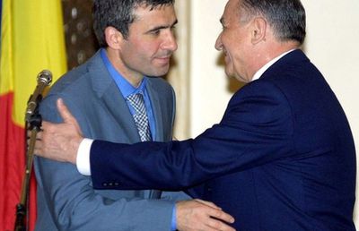 Întâmplarea uitată cu Ion Iliescu și Gică Hagi: „Era să-și rupă piciorul. Ploua și a alunecat pe marmură”