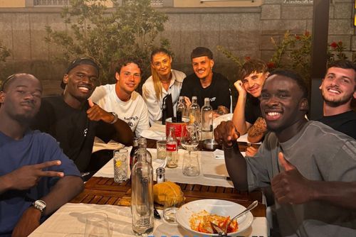 Dennis Man, în fundal, a ieșit cu câțiva coechipieri la cină / Foto: Parma Today