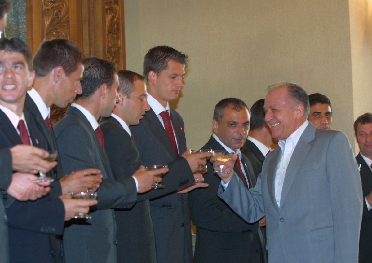 Întâmplarea uitată cu Ion Iliescu și Gică Hagi: „Era să-și rupă piciorul. Ploua și a alunecat pe marmură”