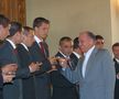 Ion Iliescu, în momentul în care a premiat echipa Rapidului, campioană în 2003 / Sursă foto: Arhivă GSP