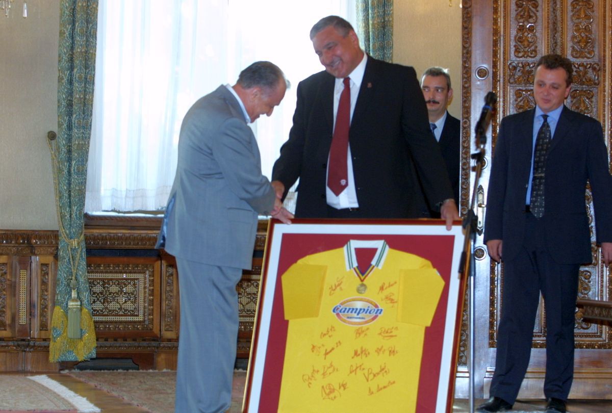 Rapidistul Ion Iliescu, alături de George Copos - imagini din arhiva de aur a Gazetei + alte ipostaze cu primul președinte de după căderea regimului comunist