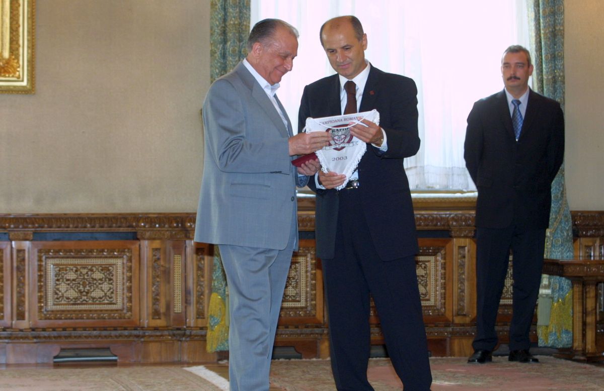 Rapidistul Ion Iliescu, alături de George Copos - imagini din arhiva de aur a Gazetei + alte ipostaze cu primul președinte de după căderea regimului comunist