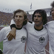 Gerd Müller, alături de Paul Breitner (dreapta) și Jürgen Grabowski (stânga) la naționala Germaniei