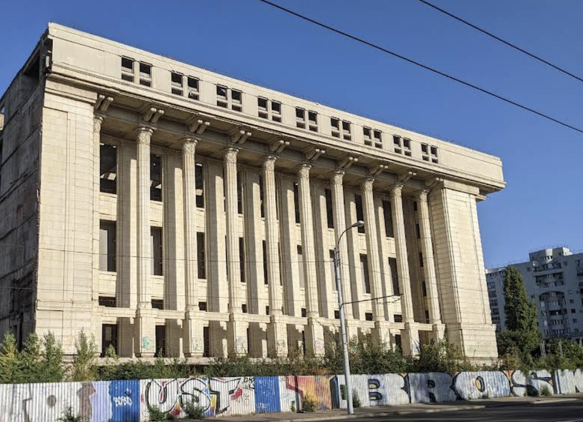 Ce destinație ar putea să aibă mastodontul eșuat din inima Bucureștiului » Plan aiuritor: „Peste 50.000 de locuri”