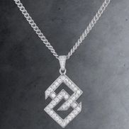 Lanț cu medalion Unbreakable din colecția Paul Pogba, al cărui preț este 1.967 RON / Foto: elkeberr.com