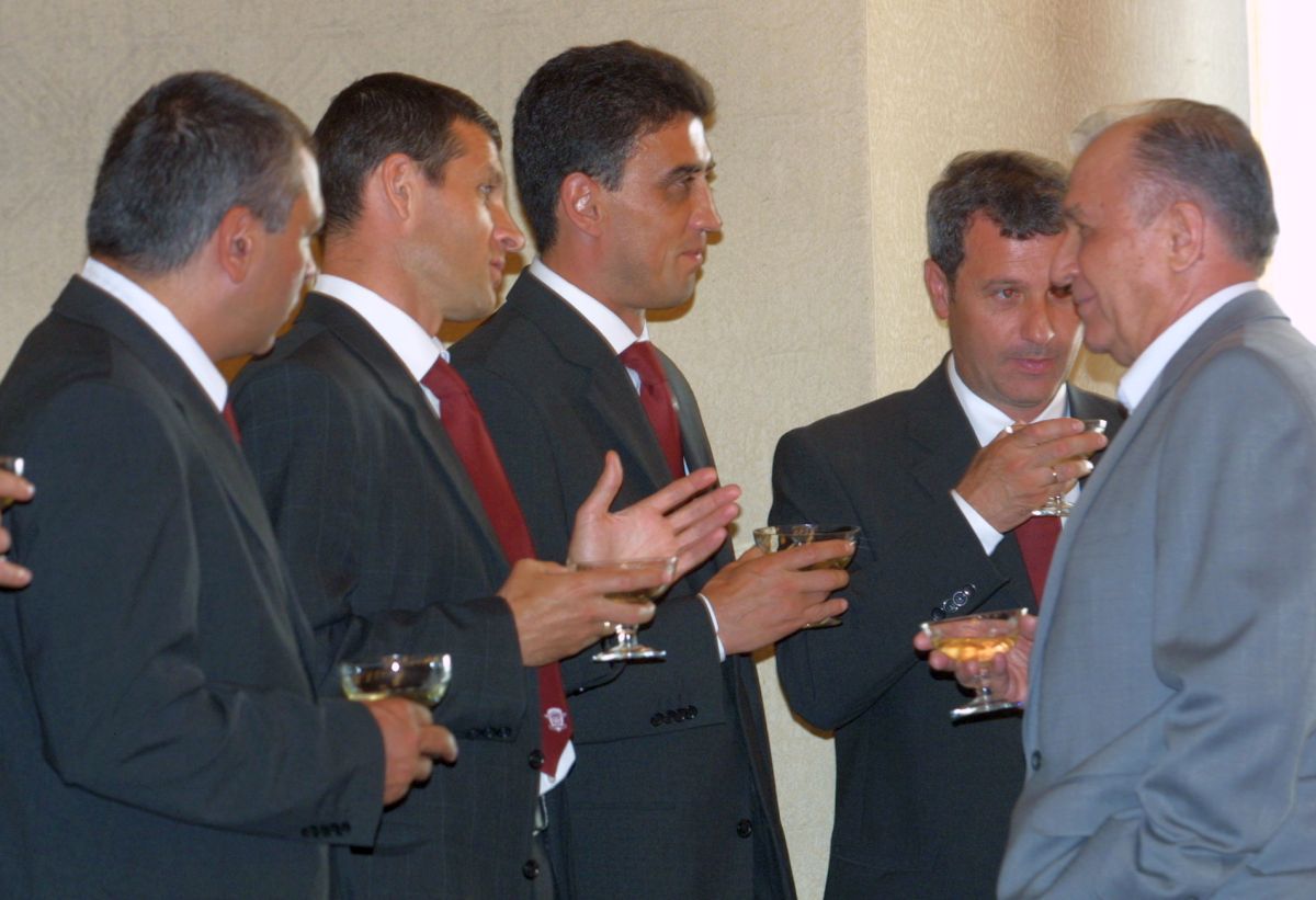 Întâmplarea uitată cu Ion Iliescu și Gică Hagi: „Era să-și rupă piciorul. Ploua și a alunecat pe marmură”