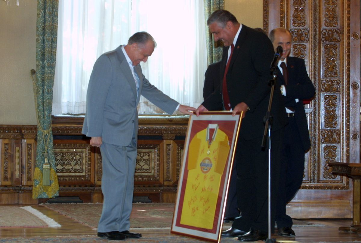 Rapidistul Ion Iliescu, alături de George Copos - imagini din arhiva de aur a Gazetei + alte ipostaze cu primul președinte de după căderea regimului comunist