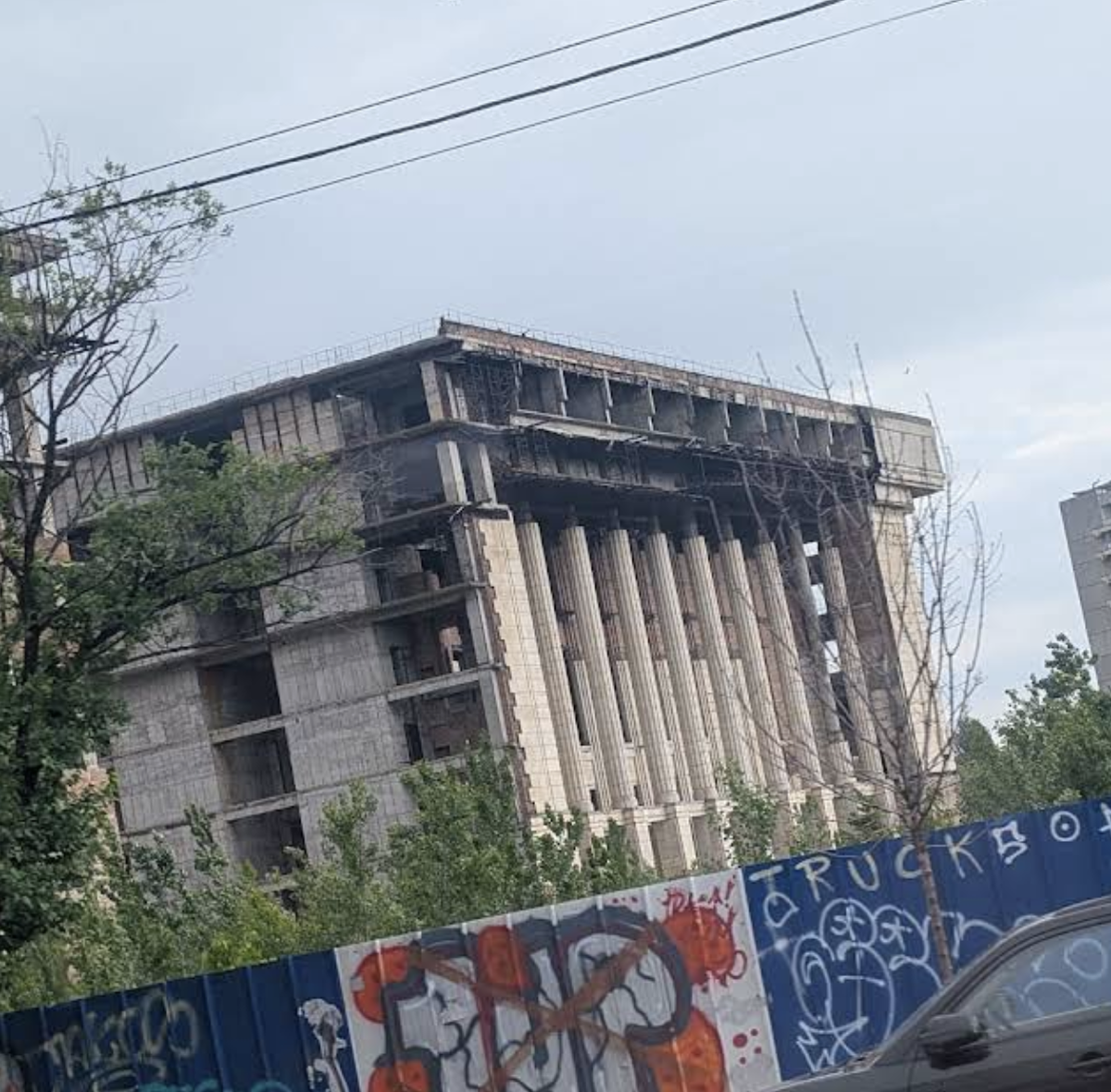 Ce destinație ar putea să aibă mastodontul eșuat din inima Bucureștiului » Plan aiuritor: „Peste 50.000 de locuri”