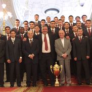 Ion Iliescu, în momentul în care a premiat echipa Rapidului, campioană în 2003 / Sursă foto: Arhivă GSP