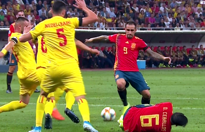ROMÂNIA - SPANIA / FOTO „Tricolorii” au contestat decizia, dar a fost penalty clar! Deac l-a faultat în careu pe Ceballos