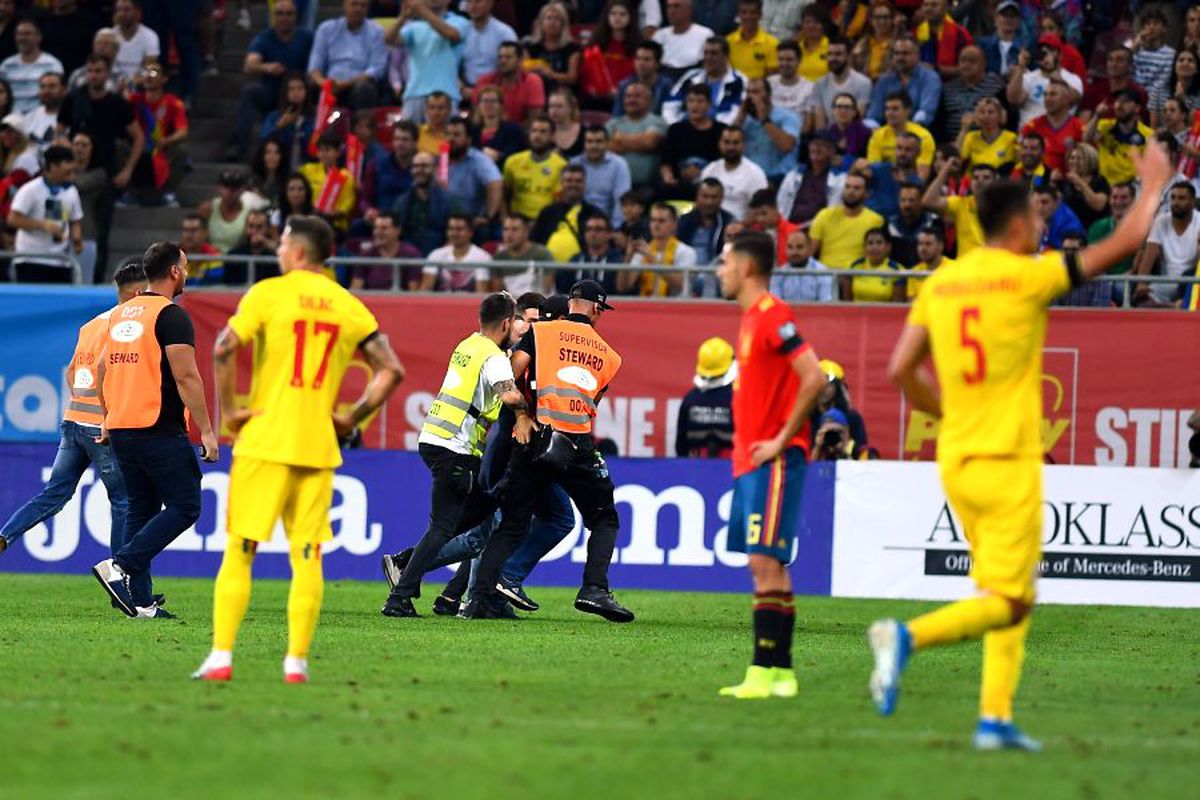 ROMÂNIA - SPANIA // GALERIE FOTO Asta nu s-a văzut la TV! Doi ultrași au pătruns pe teren! Unul dintre ei l-a provocat pe Sergio Ramos