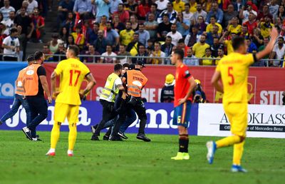 ROMÂNIA - SPANIA // GALERIE FOTO Asta nu s-a văzut la TV! Doi ultrași au pătruns pe teren! Unul dintre ei l-a provocat pe Sergio Ramos