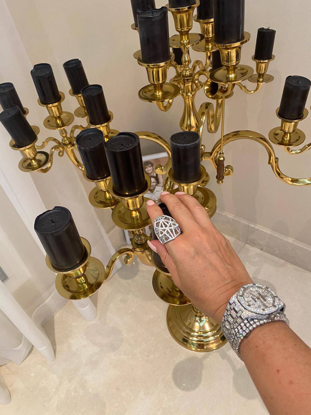 „Știu că sunt mai extravagantă ...” » Anamaria Prodan și 350 de diamante. Accesoriile orbitor de scumpe purtate de impresar pe Instagram