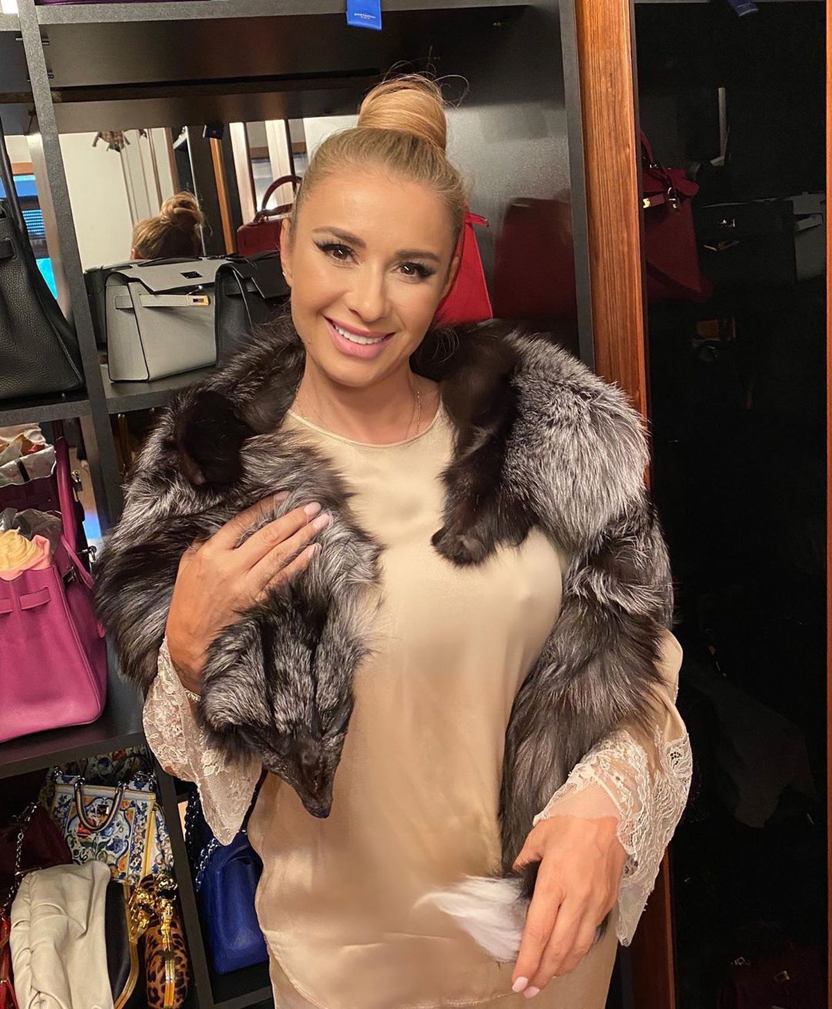 „Știu că sunt mai extravagantă ...” » Anamaria Prodan și 350 de diamante. Accesoriile orbitor de scumpe purtate de impresar pe Instagram