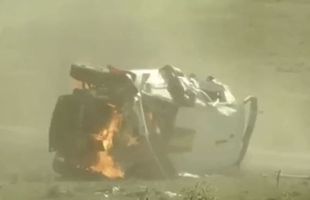 VIDEO UPDATE Accident grav în Raliul Iașului: mașina a luat foc după ce s-a răsturnat în aer! Cum arată automobilul