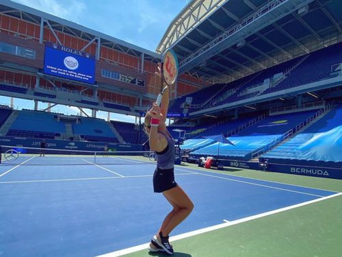 Kristina Mladenovic (27 de ani) și Timea Babos (27 de ani), principalele favorite în proba de dublu feminin de la US Open, au fost excluse din competiție, din cauza carantinei la care este supusă franțuzoaica.
