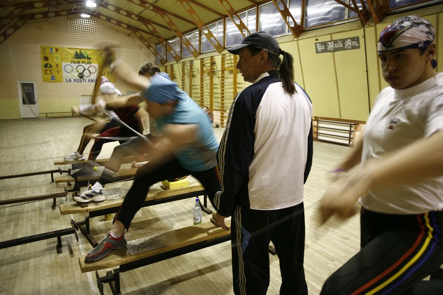 Ivan Patzaichin supraveghind antrenamentul sportivilor de la lotul național Foto Cristi Preda Dacă-ntr-o noapte de iarnă un călător... » Întâmplările lui Ivan Patzaichin, spuse într-o seară de cantonament