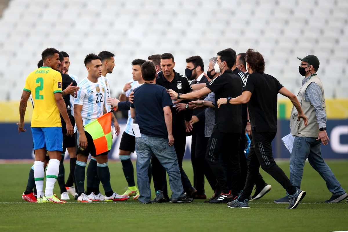 Brazilia - Argentina, suspendat în minutul 5! Scandal uriaș, „Pumele” în frunte cu Messi au ieșit de pe teren după intervenția autorităților
