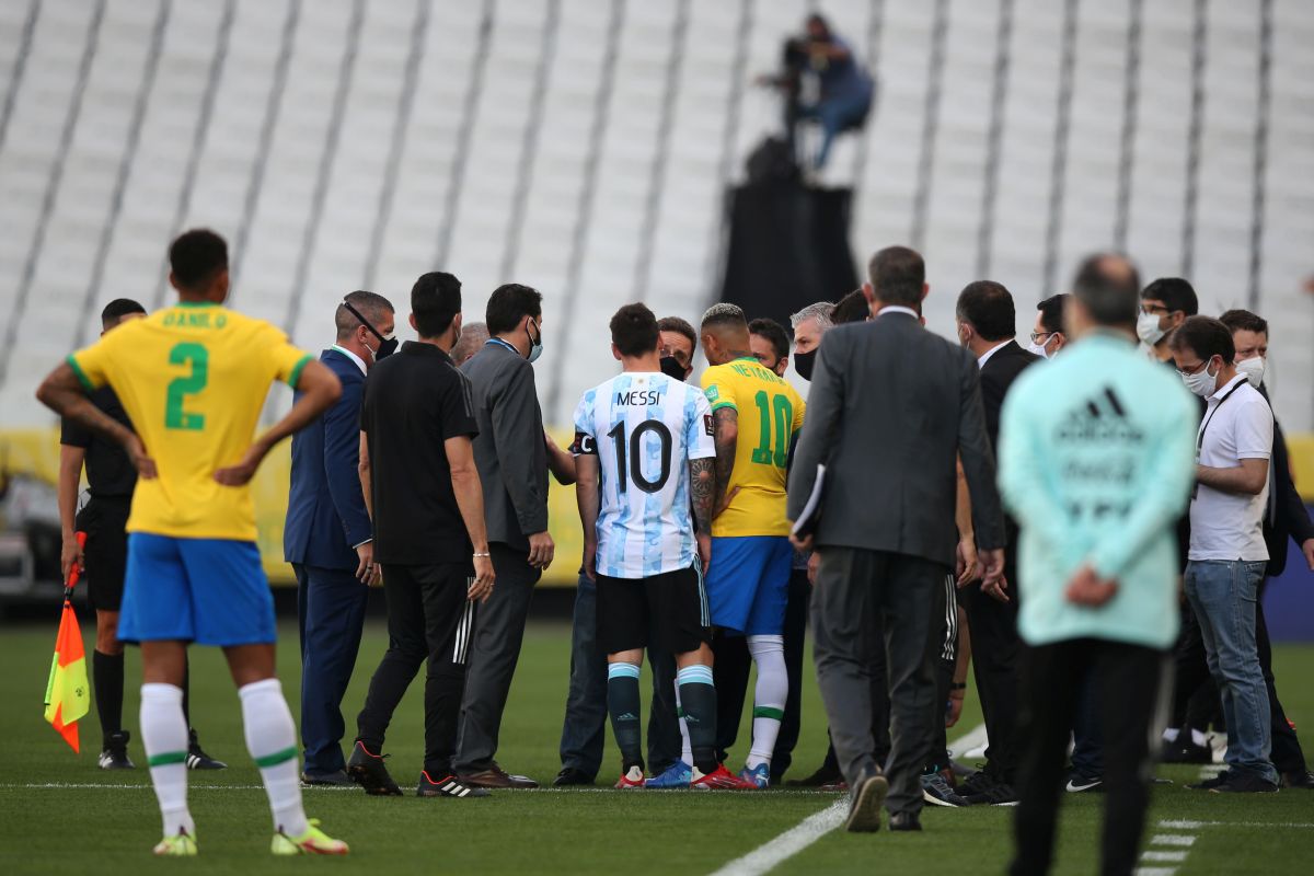 Brazilia - Argentina, suspendat în minutul 5! Scandal uriaș, „Pumele” în frunte cu Messi au ieșit de pe teren după intervenția autorităților