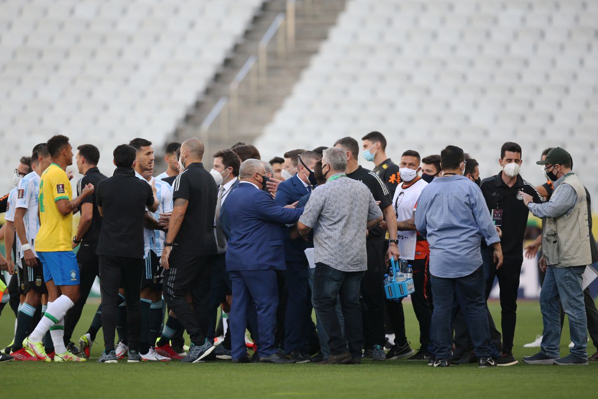 Brazilia - Argentina, suspendat în minutul 5! Scandal uriaș, „Pumele” în frunte cu Messi au ieșit de pe teren după intervenția autorităților