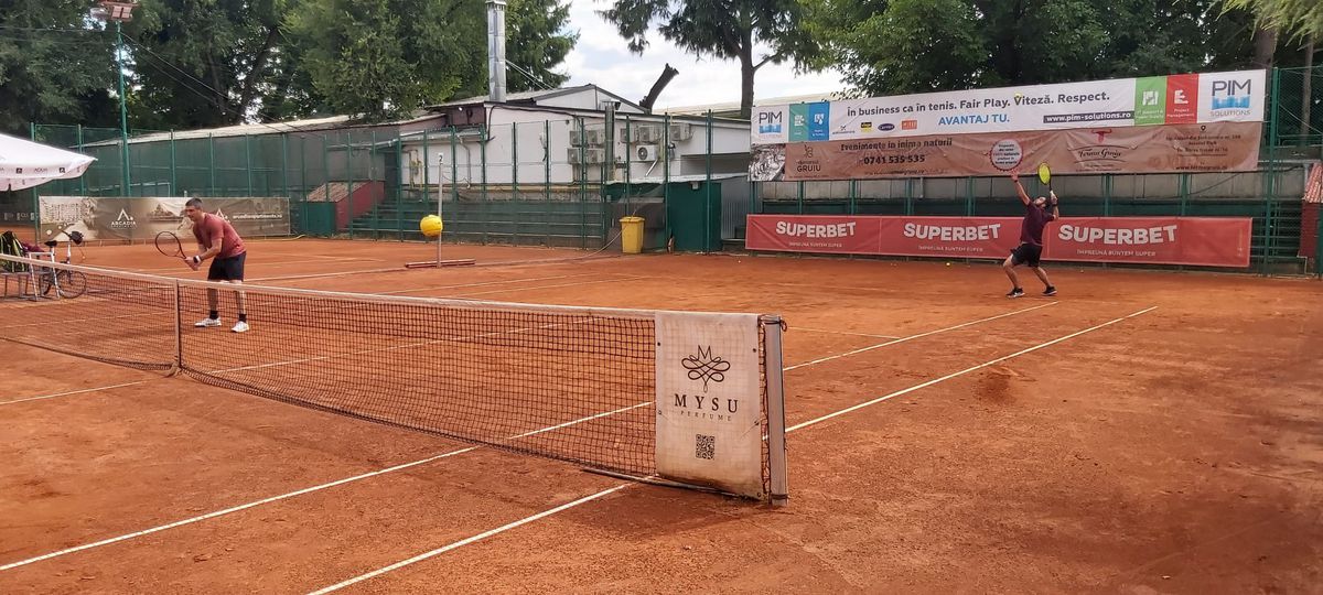 Daniel Niculae și Vasile Maftei joacă tenis la competiția organizată de Dan Șucu