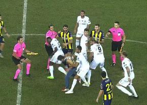 Imagini incredibile de la ultimul meci al lui Besiktas » Un fan a intrat pe teren și a lovit mai mulți fotbaliști. Ce s-a întâmplat după