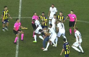 Imagini incredibile de la ultimul meci al lui Beșiktaș » Un fan a intrat pe teren și a lovit mai mulți fotbaliști. Ce s-a întâmplat după aceea