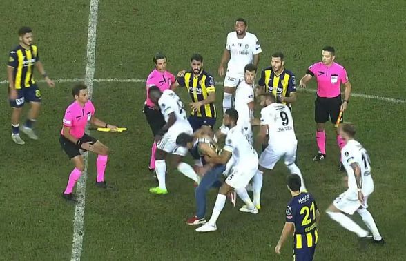 Imagini incredibile de la ultimul meci al lui Beșiktaș » Un fan a intrat pe teren și a lovit mai mulți fotbaliști. Ce s-a întâmplat după aceea