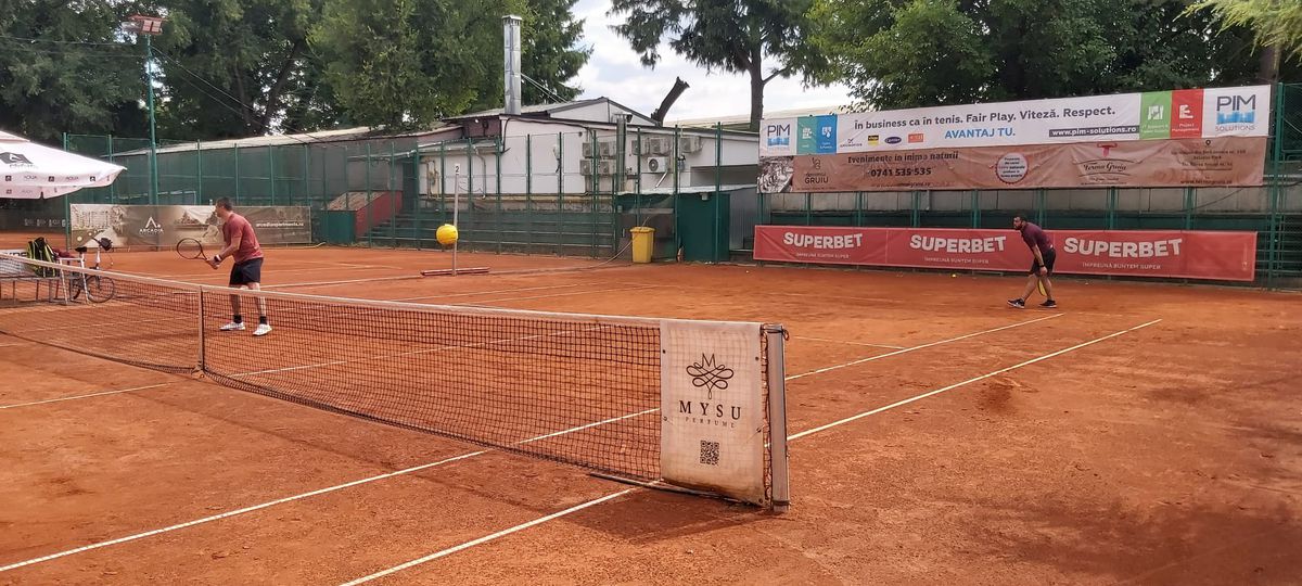 Daniel Niculae și Vasile Maftei joacă tenis la competiția organizată de Dan Șucu