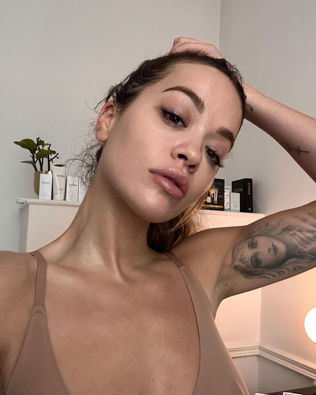 Cântăreața care promovează fotbalul în rândul femeilor, apariție îndrăzneață! Fotografii au rămas muți când artista s-a întors cu spatele